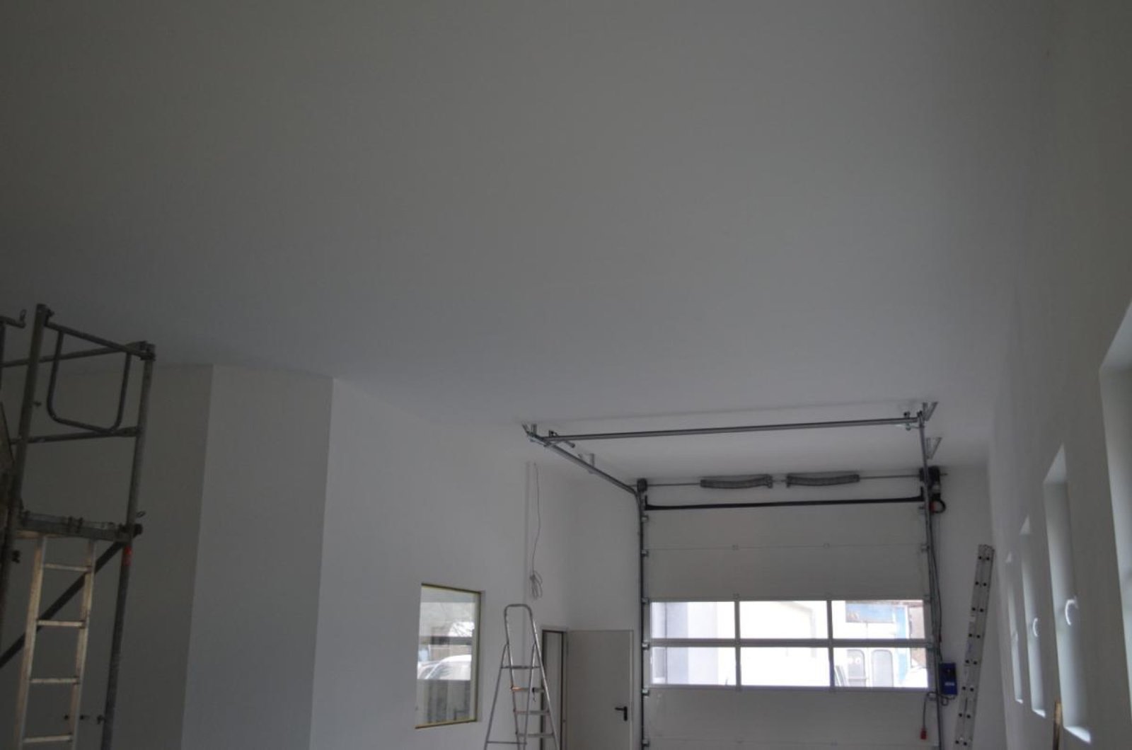 Innenausbau – Decke & Wände fertig gestrichen