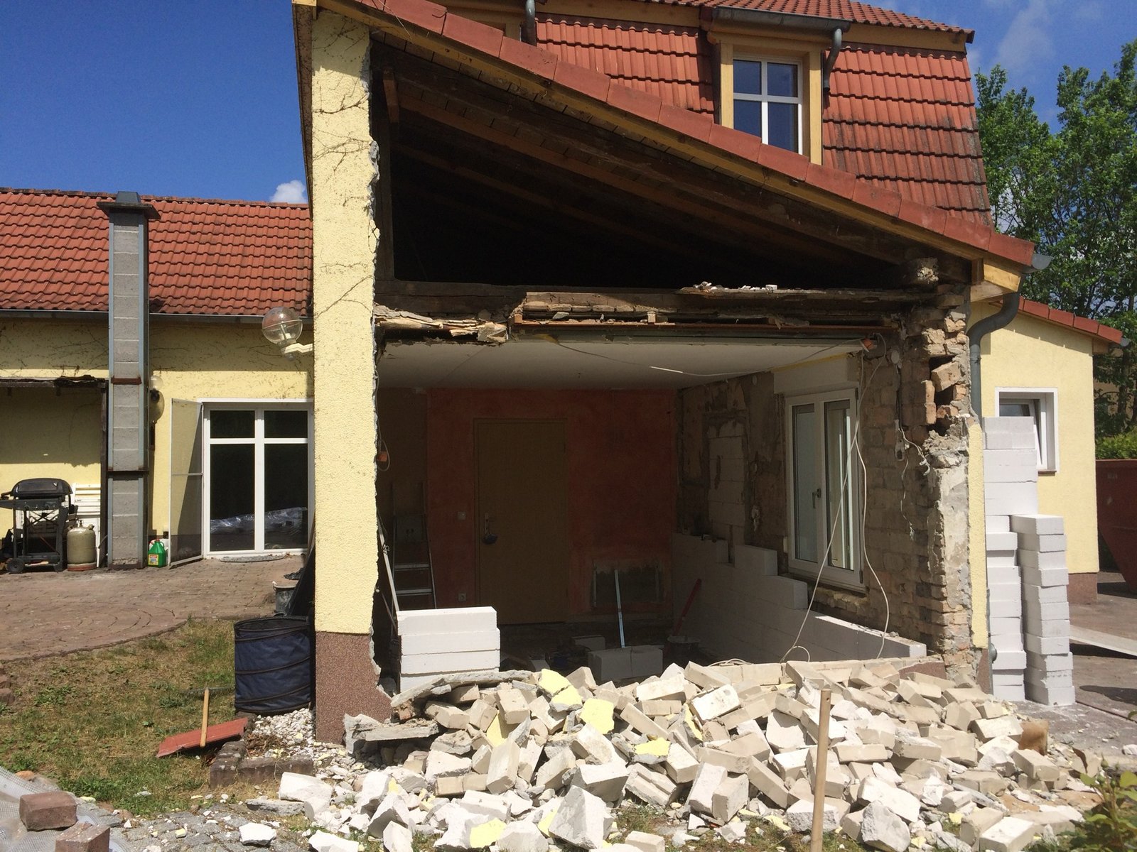 Abriss & Entkernung – Rohbau freigelegt