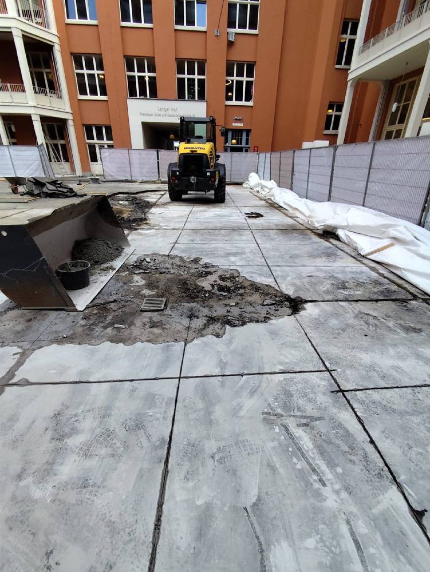 Innenhof – Betonfläche & Entwässerung